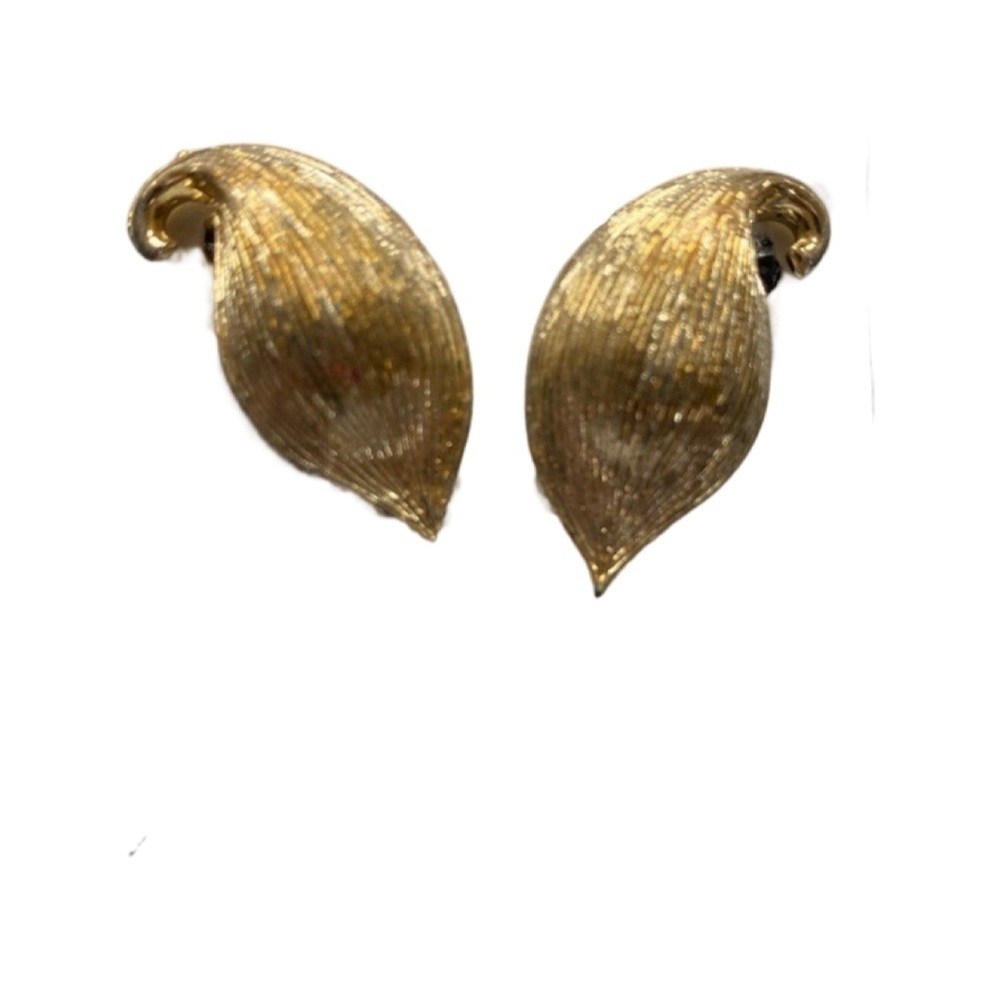 𝅺vintage Lisner Clip earrings